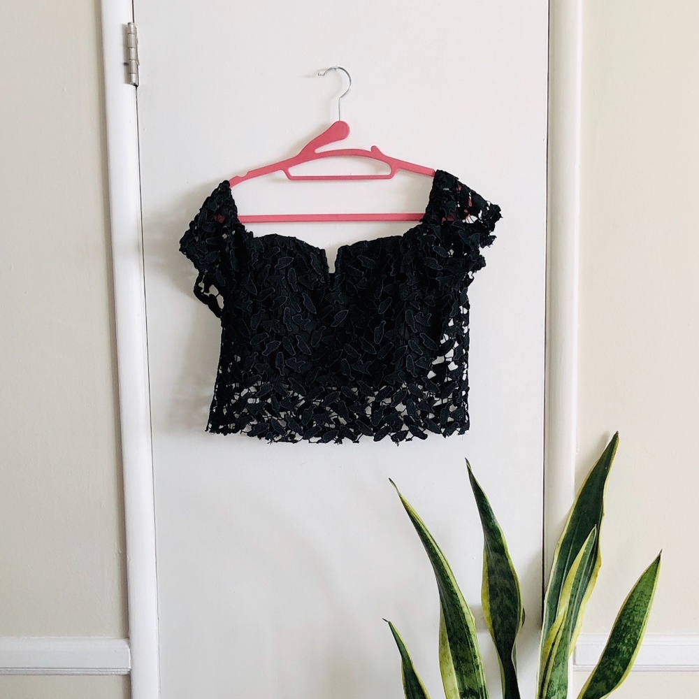 Black Lace Crop Top sz L EUC